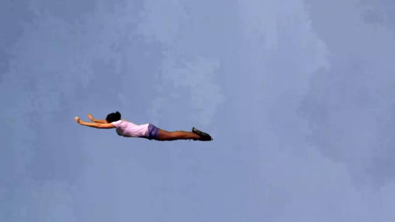 Mơ Thấy Bay Trên Trời Đánh Con Gì? Điềm Báo Có Khó Khăn Không? 2 Bay trong tình huống nguy hiểm – cảnh báo rủi ro