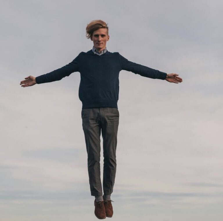 Mơ Thấy Bay Trên Trời Đánh Con Gì? Điềm Báo Có Khó Khăn Không?