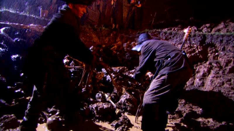 Mơ Thấy Bốc Mộ Đánh Con Gì? Hé Lộ Những Con Số Vàng 4 Mơ thấy bốc mộ dưới trời mưa to