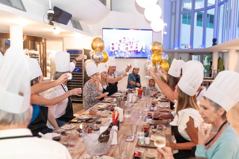 Mơ thấy nấu ăn giữa đám đông – Con số 18 – 81